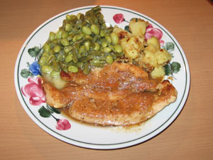 Naturschnitzerl mit Gemüse und Erdäpfel